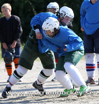 Bild: Off-Ice pass för grupp 5 - tacklingsövningar utanför isen