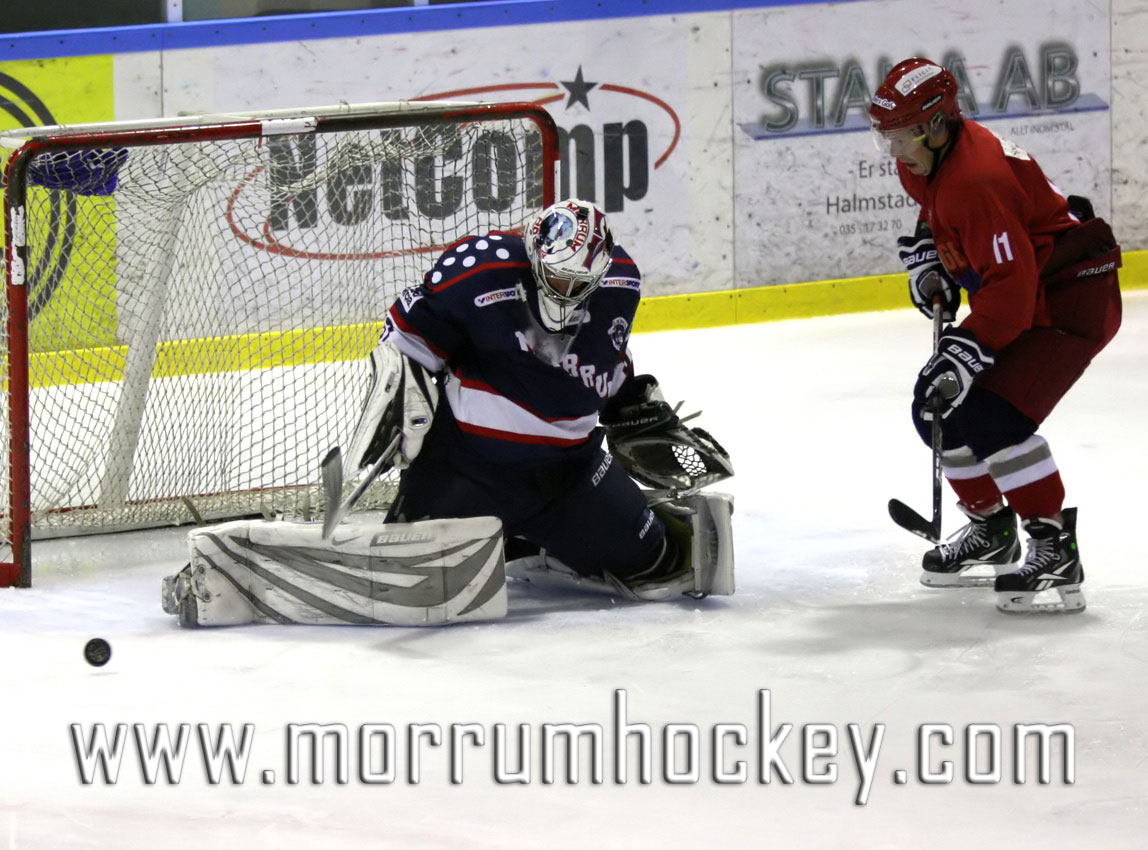 Bild: Mörrums målvakt Mikael Heintz med en av sina räddningar