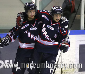 Bild: Mörrums spelare Björn Andersson och Simon Hansson jublar när Mörrum besegrade Västervik