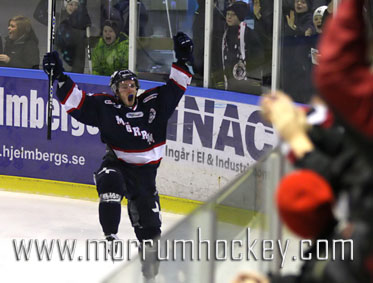 Bild: Marcus Niemi tar emot Jössarinkens juble efter 4-2 hemma mot Karlskrona HK