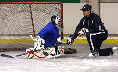 Bild: Magnus Olsson från Blue Crease Goaltendning tränar målvaktern i Mörrum Sommarhockeyskola 2011