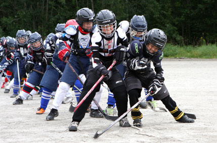 Bild: Tacklingsövningar för yngsta gruppen på Mörrum Sommarhockeyskola 2011