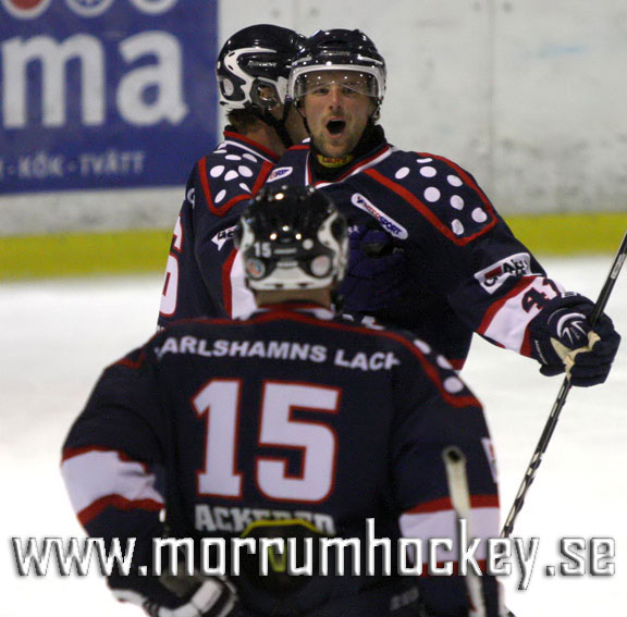 Bild: Mörrum Hockey A-lags andra träningsmatch för säsongen hemma mot Helsingborg HC, här har Johan Hedman gjort mål
