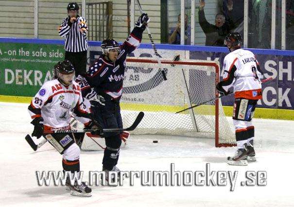 Bild: Mörrum Hockey A-lags tredje träningsmatch för säsongen spelades hemma mot Olofströms IK, här har Rasmus Axman gjort mål