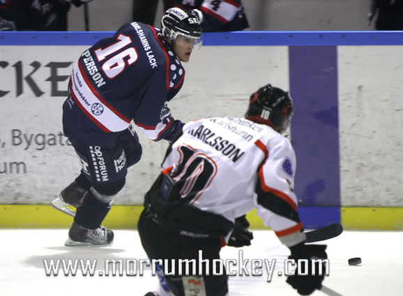 Bild: Mörrums spelare Anton Persson reducerade till 2-3 i matchen mot OIK