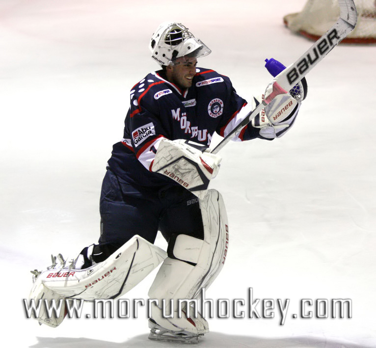 Mörrum Hockeys målvakt Alexander Jirhage bjöd på segerdans efter matchen hemma mot Halmstad Hockey