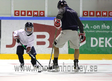 Inskrivningen till Mörrum sommarhockeyskola 2013 avklarad och dags för att testa isen med sin grupp