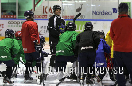 Dagge från Swetec Hockey höll i teori- och ispass på Mörrum Sommarhockeyskola