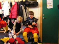 Jakob och Andreas ser till att allt sitter där det ska.