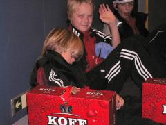 OBS! Personerna på bilden har inget med kartongerna att göra!