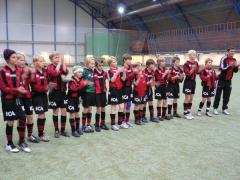 ...gratuleras av pojkarna för segern.