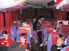 Kväll i bussen. Vad gjorde vi under resan? Nästan 600 mil t.o.r...