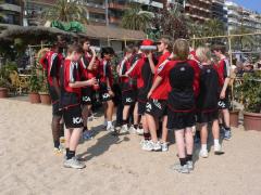 Väl framme i Lloret del Mar efter 35 timmar i bussen fick pojkarna jogga på stranden...