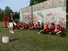 Trötta och glada. Dubbel vinst - vidare till B-kvart och en extra övernattning.