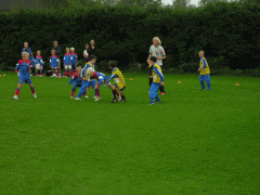 Jesper i hård kamp om bollen.