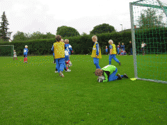 DSK hade hårt tryck på Kärrdals målvakt som här gjorde en kanonräddning.