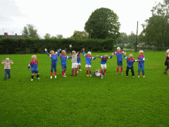 ... är killarna så glada så de gör både kullerbyttor och vågen på en gång.