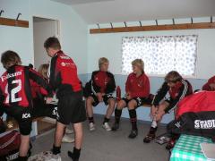 ...med blommiga gardiner.