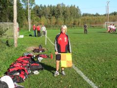 Det är inte var dag sanktan spelas på naturgräs! Calle med skadad fot skötte flaggan.