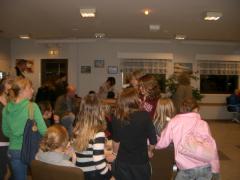 På väg hem. Nöjda och trötta tjejer.